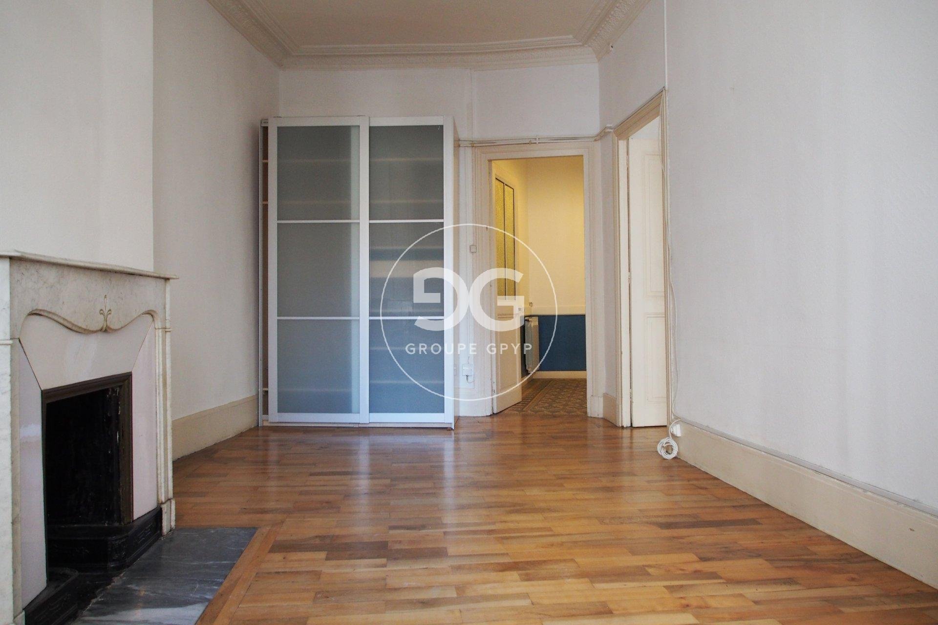Large 60.11m², one bedroom apartment in central Grenoble