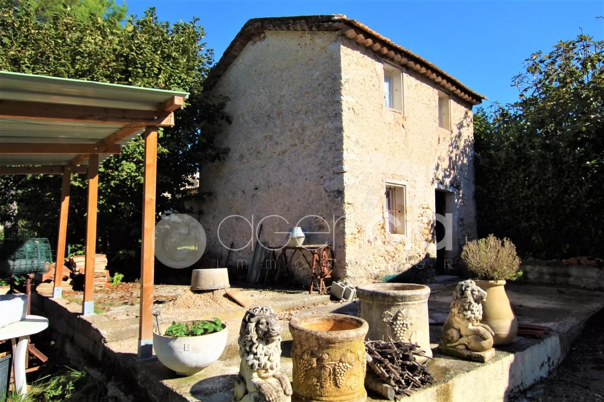 Villa de plain pied avec un Mas en pierre à Grasse .