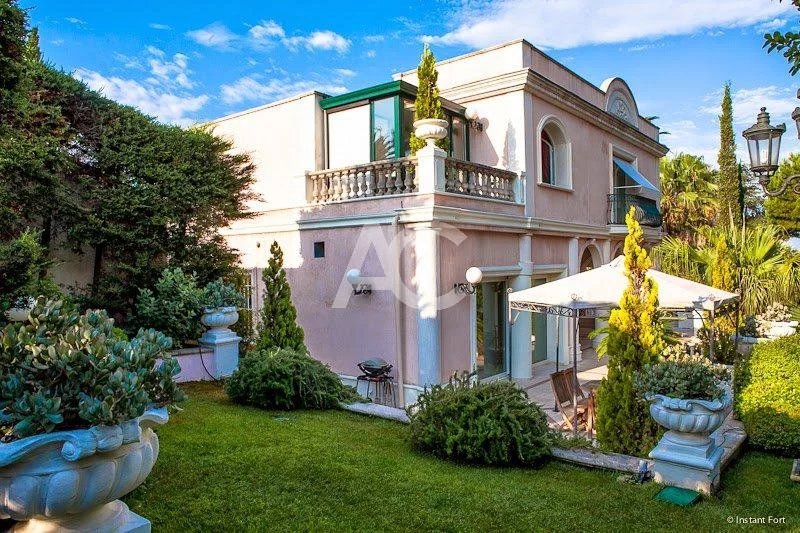 Luxury villa on the West side of Cap d'Antibes