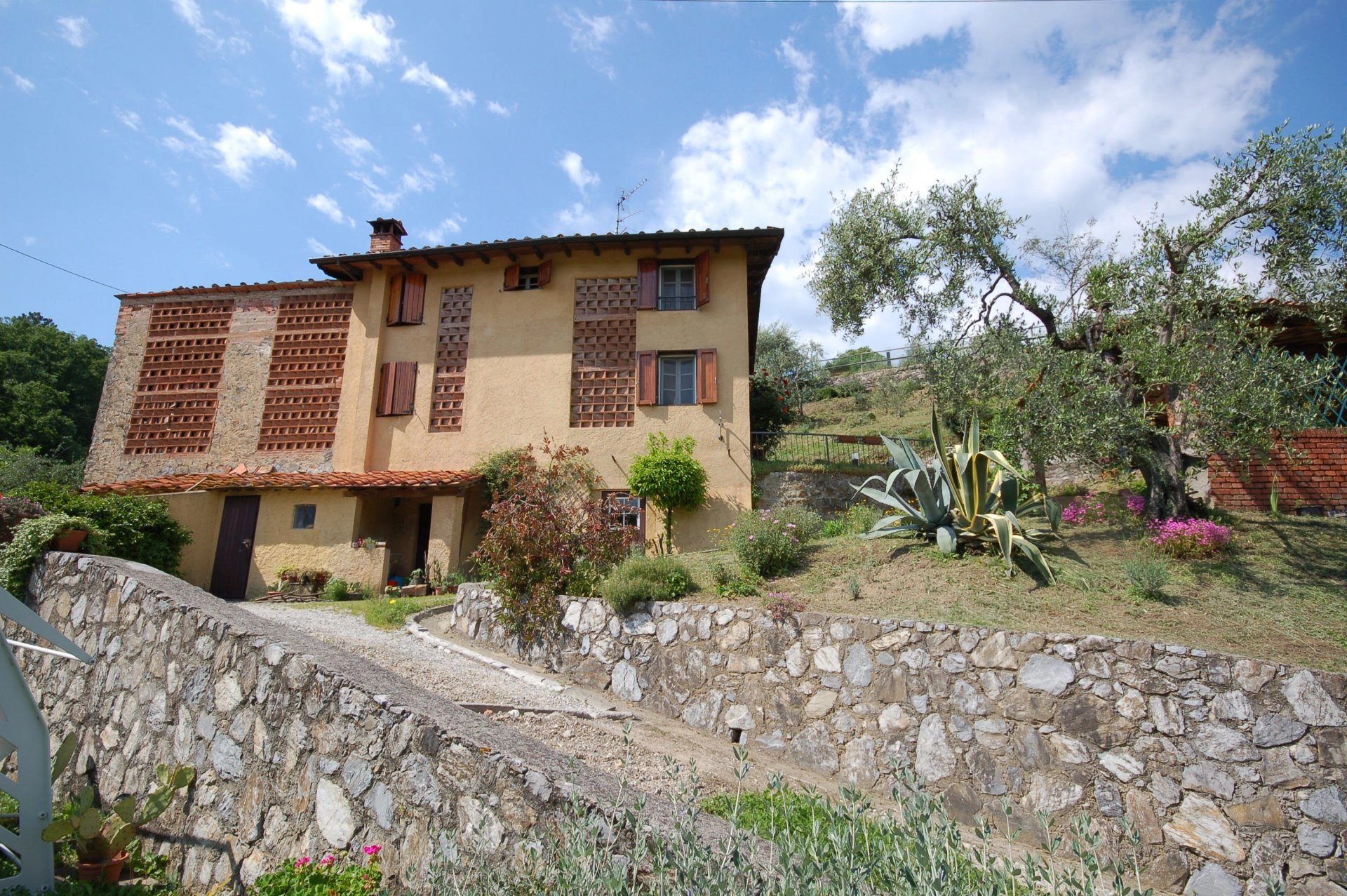 ITALY, TUSCANY, LUCCA, FARMHOUSE WITH POOL,  9 PERSONS