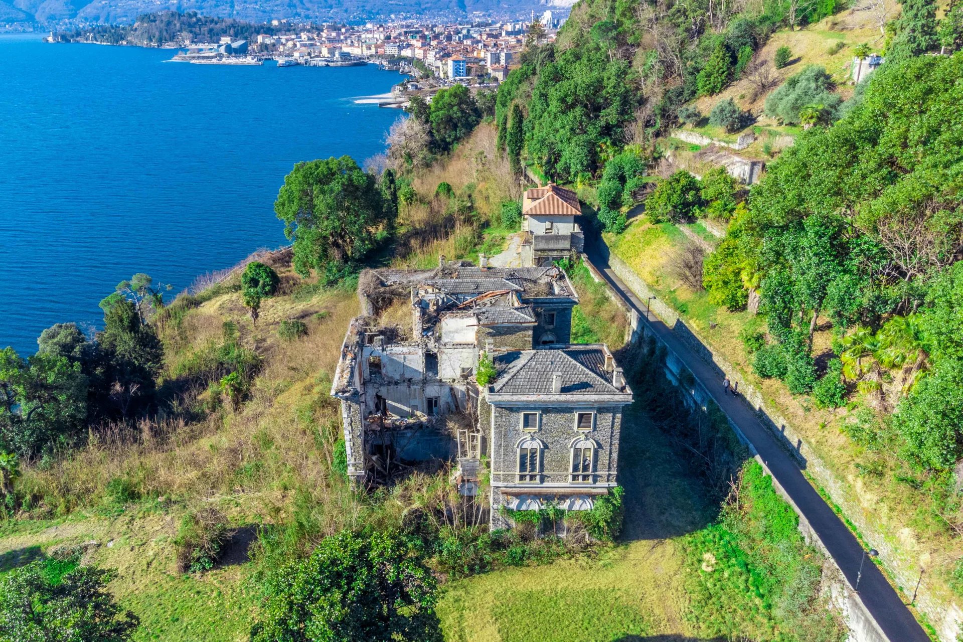 Prestigious property with castle for sale in Verbania