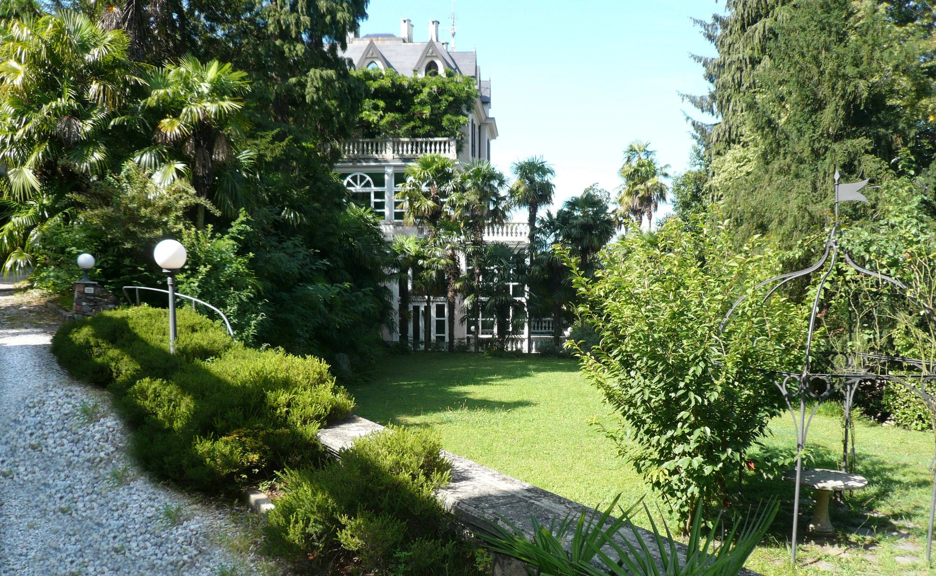 Historic villa with annex, park and swimming pool for sale in Luino on Lake Maggiore