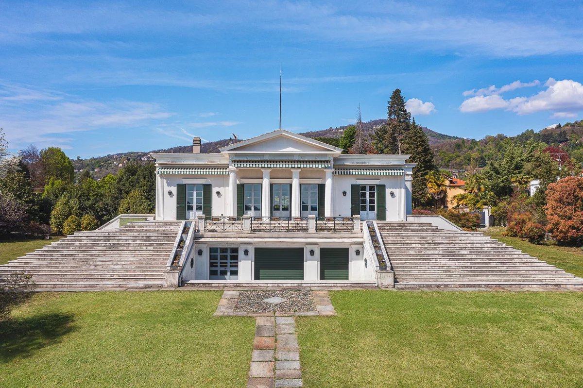 Repräsentative Strandvilla mit Bootssteg und Nebengebäude am Lago Maggiore