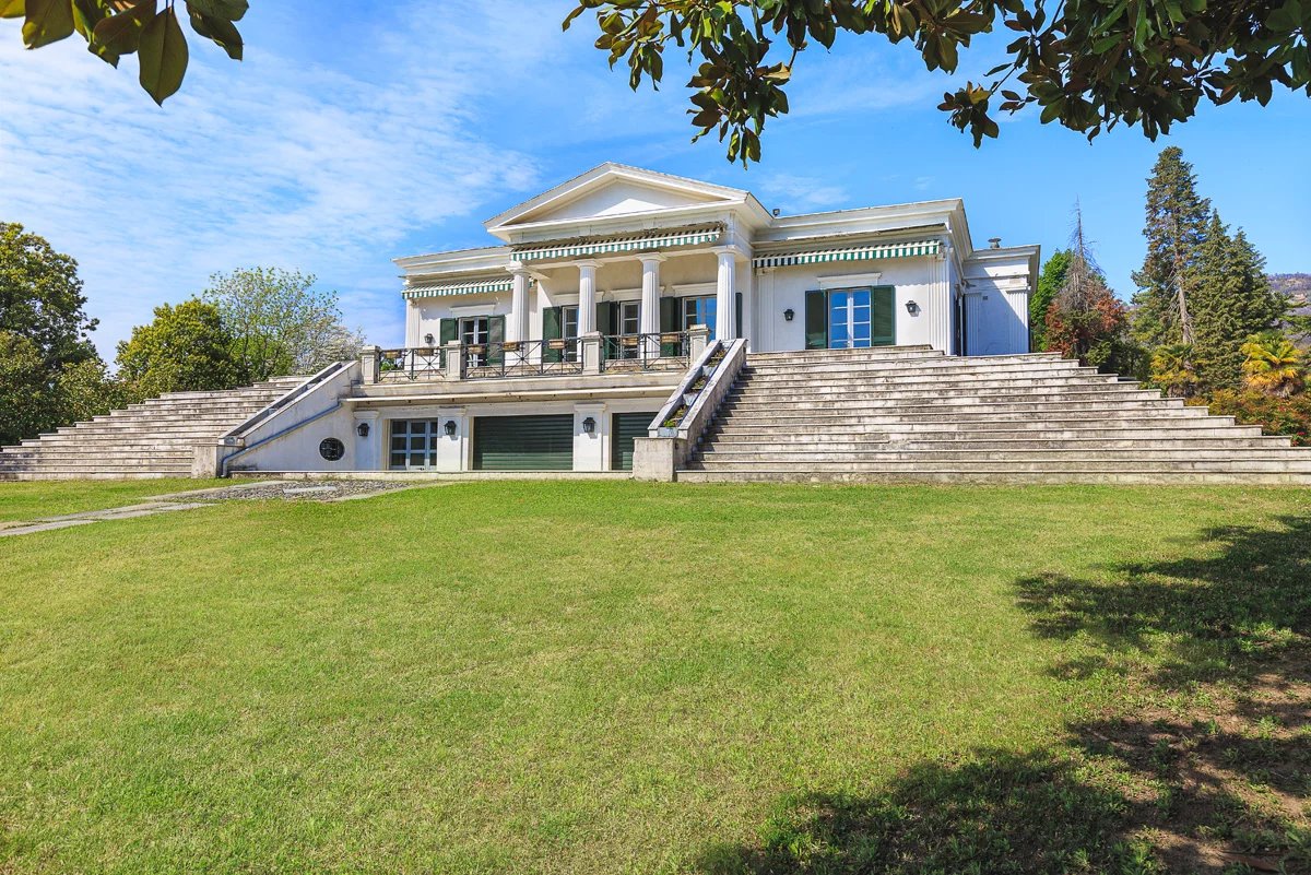 Repräsentative Strandvilla mit Bootssteg und Nebengebäude am Lago Maggiore