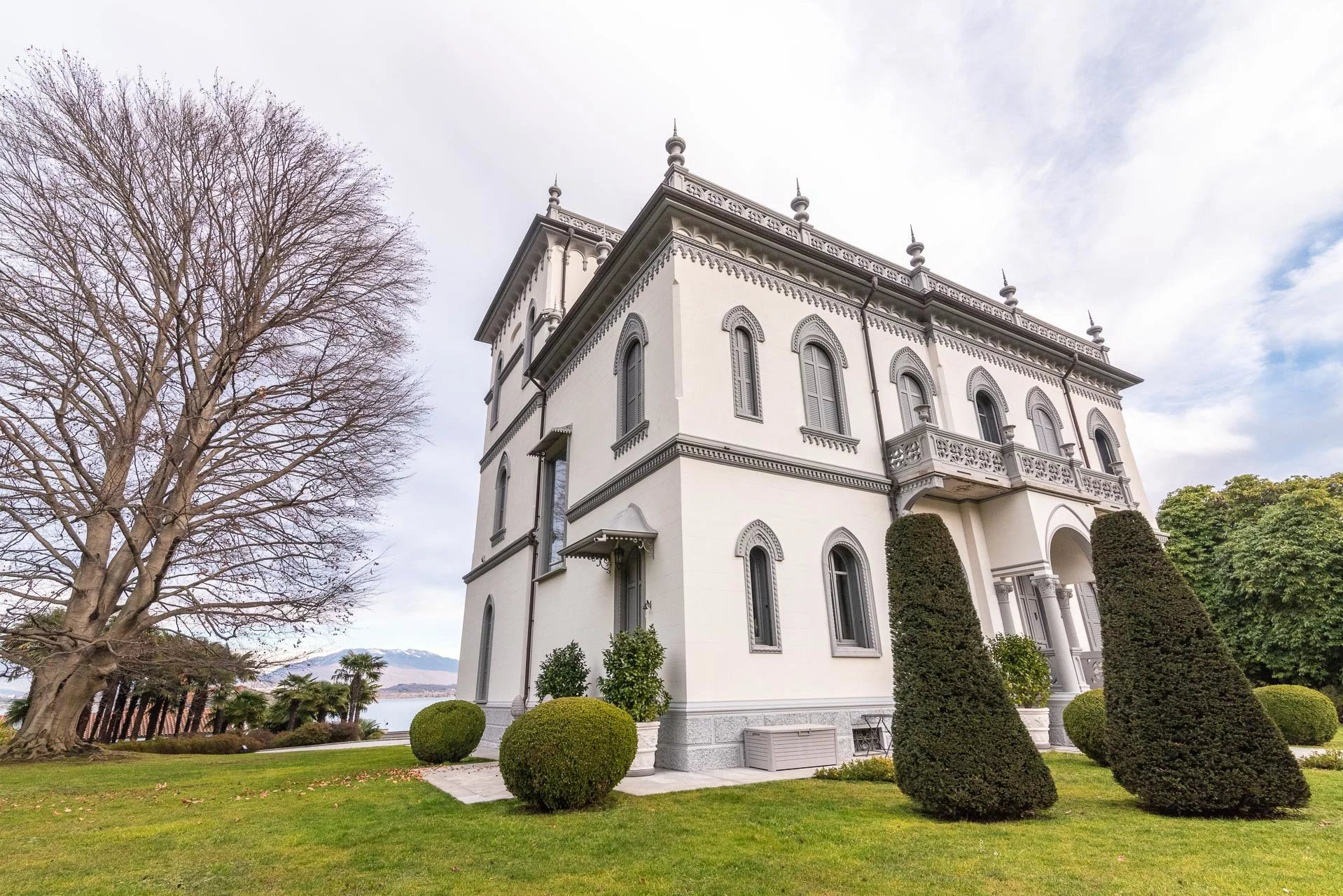 Repräsentative historische Villa mit Nebengebäude in Lesa am Lago Maggiore zu verkaufen