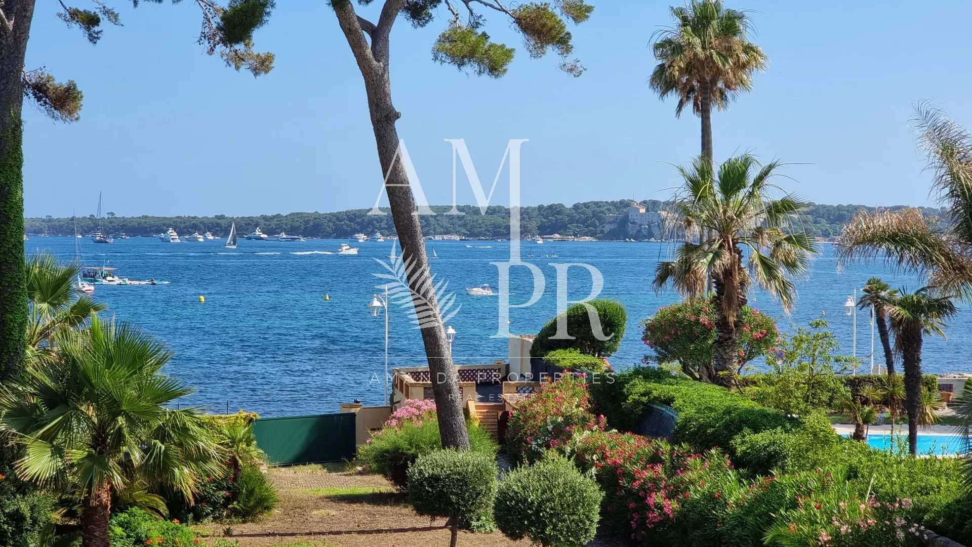Exceptional location - Waterfront villa - Cannes Palm Beach