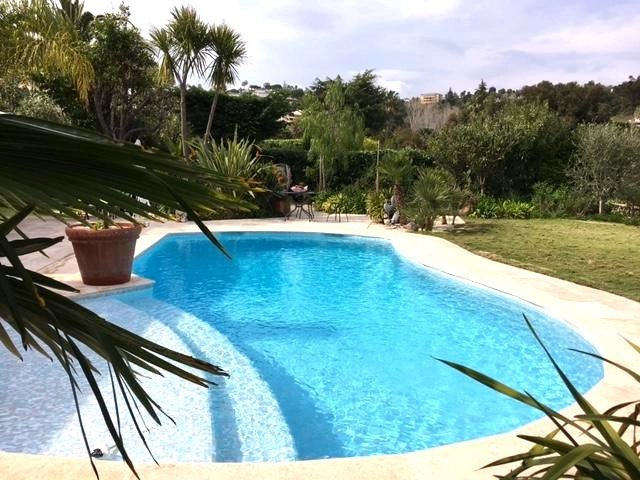 EXCLUSIVITE ! Très belle villa 5 pièces avec piscine et grand jardin complanté.