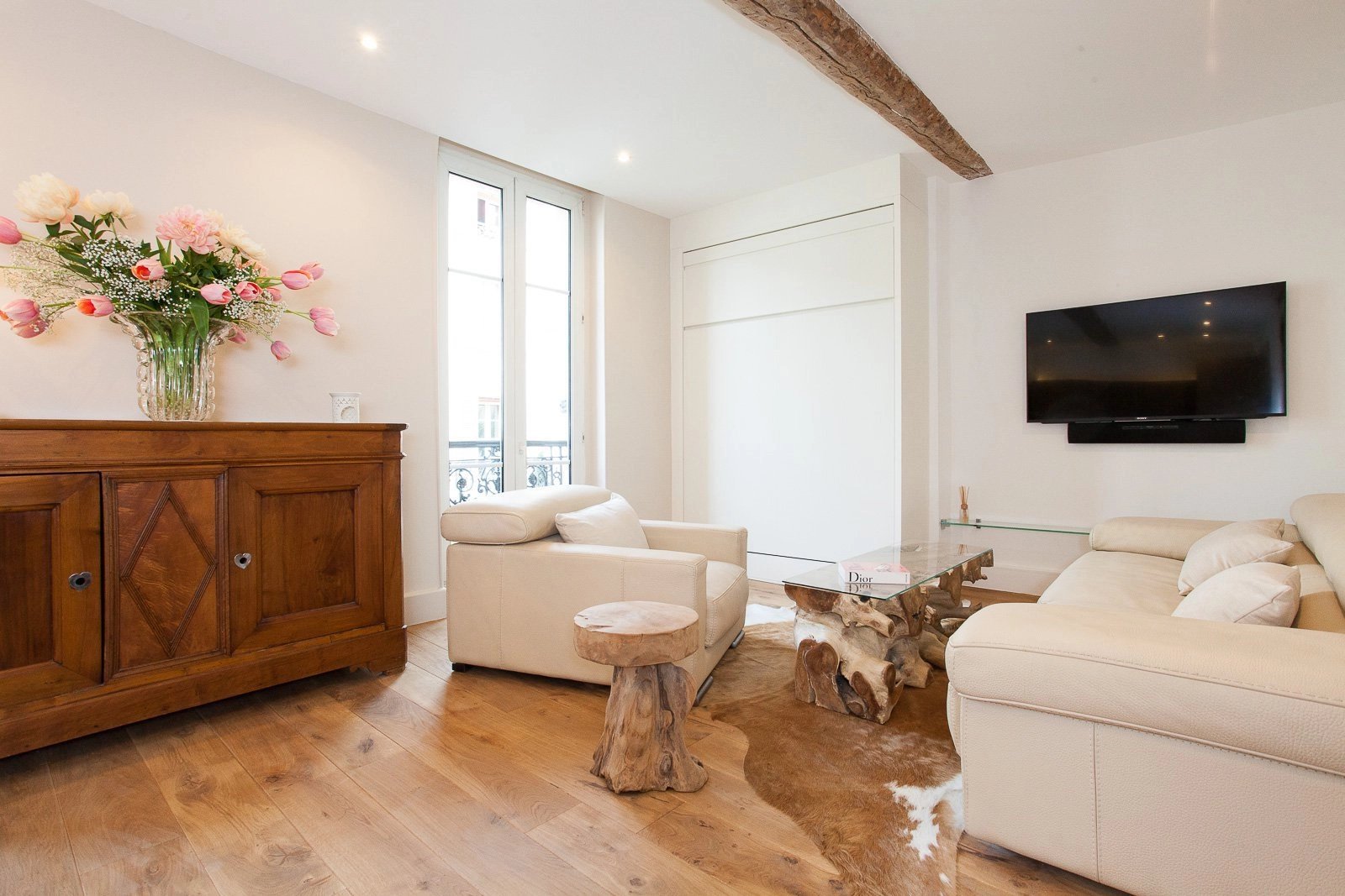 MAGNIFICENT RENOVATED TWO BEDROOMS' APARTMENT IN BANANE CENTER