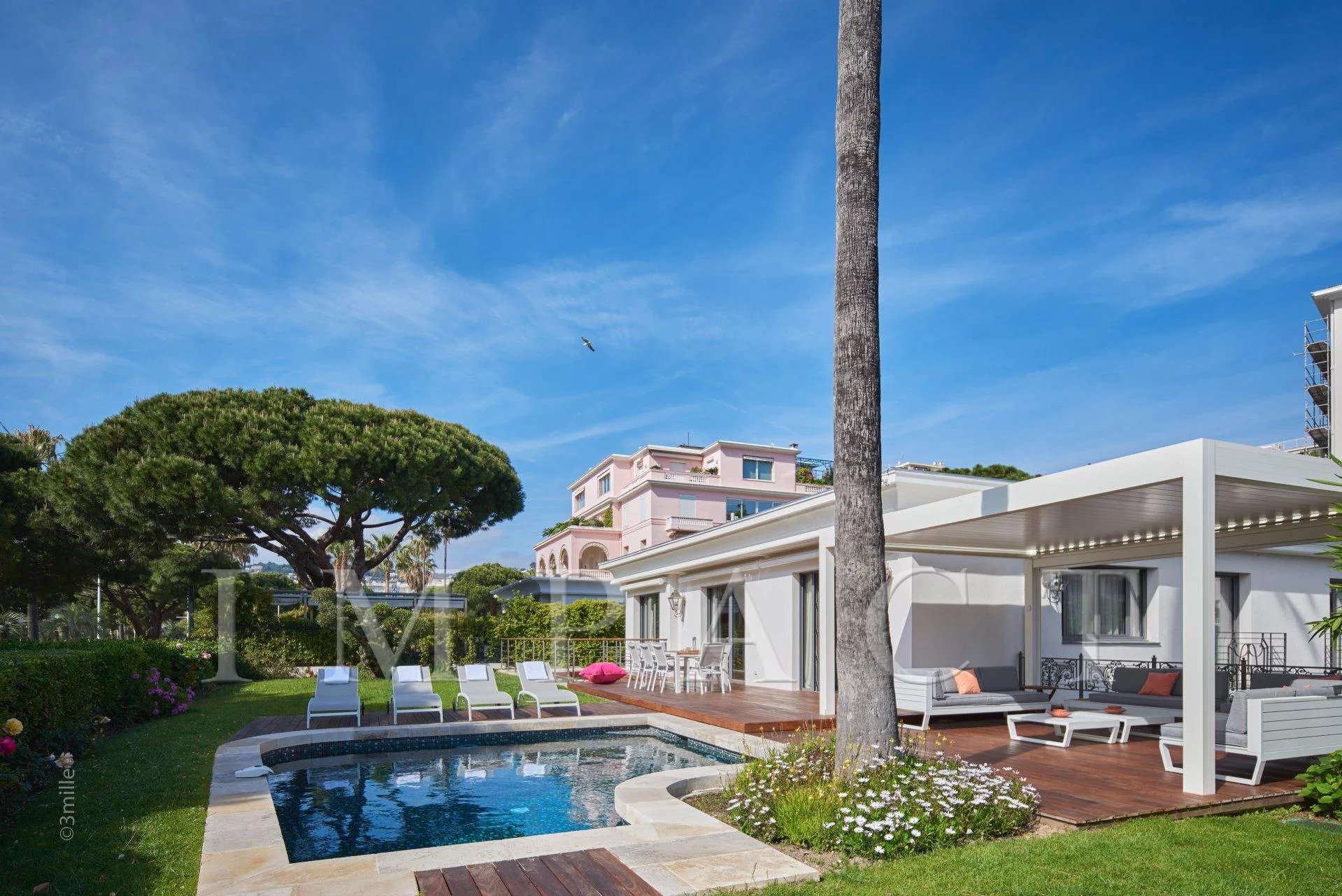 Villa  à louer située sur la Croisette, vue mer, Cannes