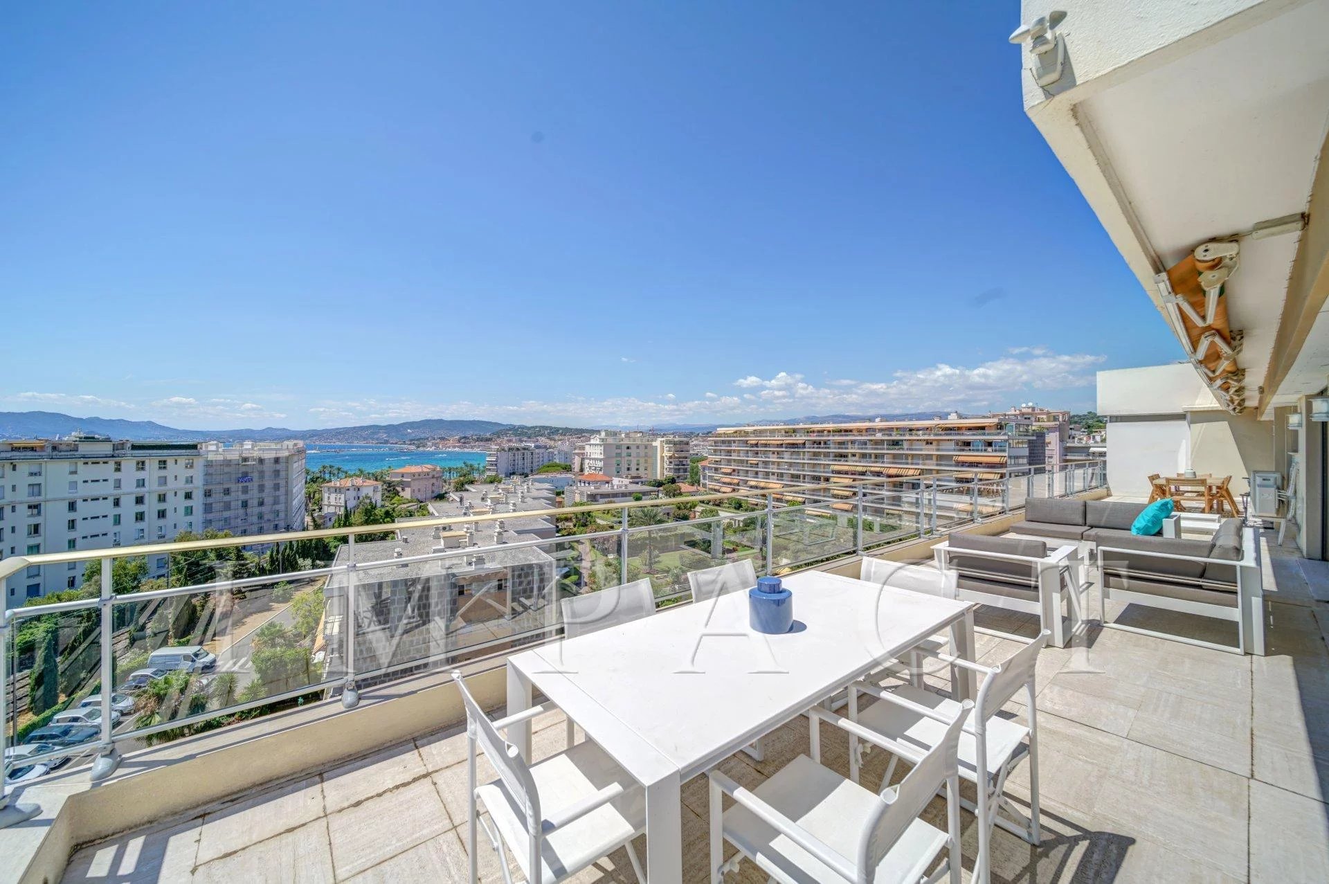 Penthouse to rent  entirely renovated in Cannes.
