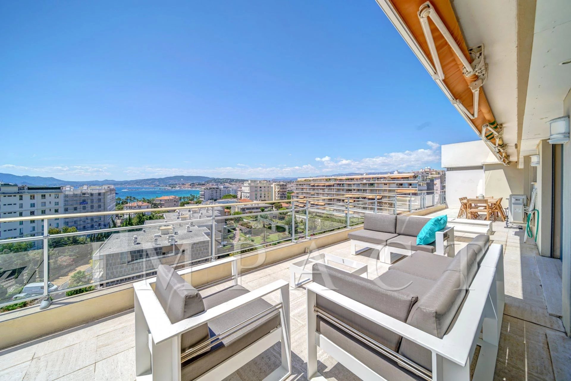 Penthouse to rent  entirely renovated in Cannes.