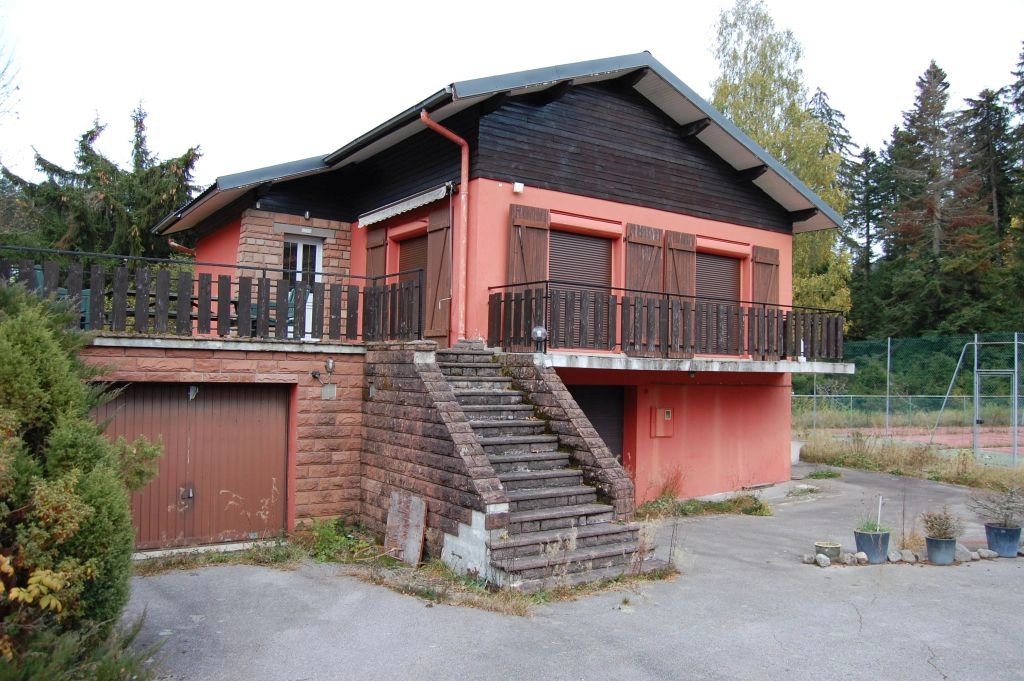 VOSGES 6 Near ski slopes, chalet with tennis court on 3.245 m2 to renovate
