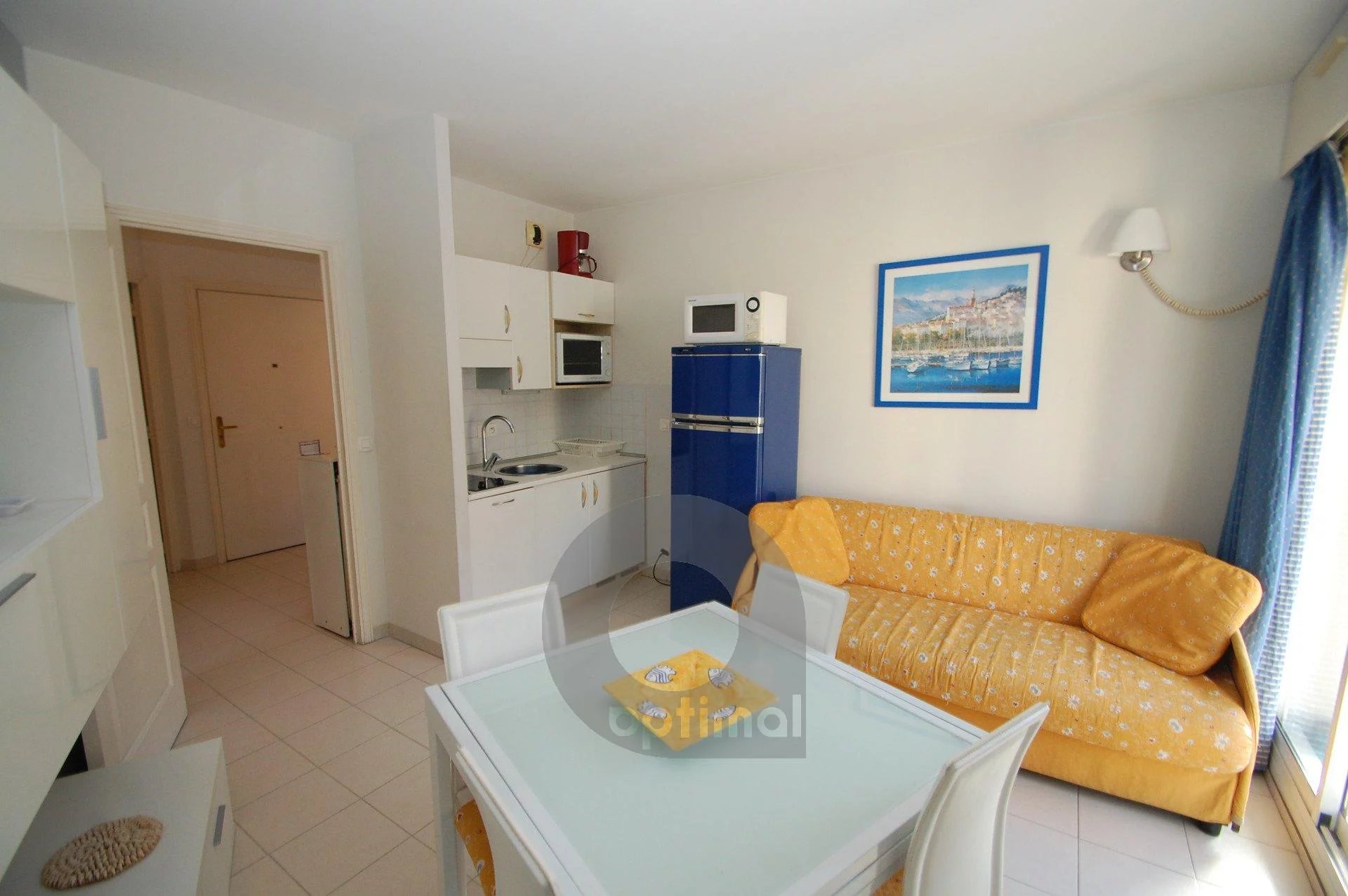 Beautiful 2 rooms in the center with balcony and parking