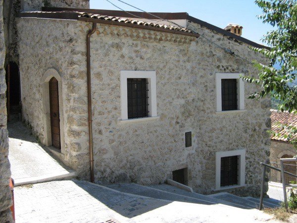 Stone house with views over Peligna Valley