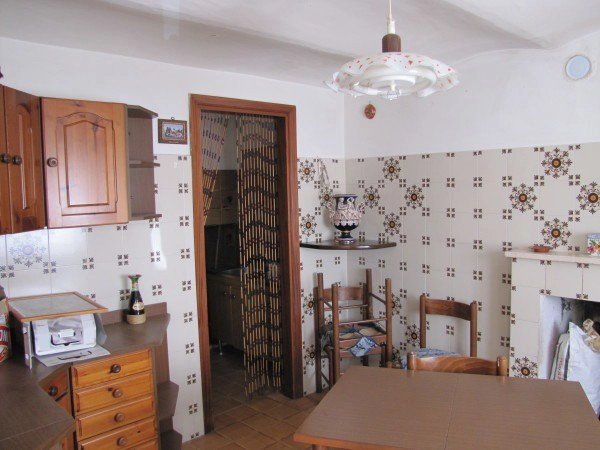 Typiskt "Abruzzo-hus", ca 180 kvm, 4 rum o kök, 2 badrum,  80 kvm terrass. 
40 min till havet, 5 min till bergen.