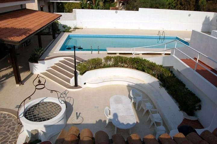 2-familjsvilla i modern Medelhavsstil med ljus och rymlig planlösning. Totalt 8 rum, 3 badrum. 10 min promenad till beachen. Pool o tennis.