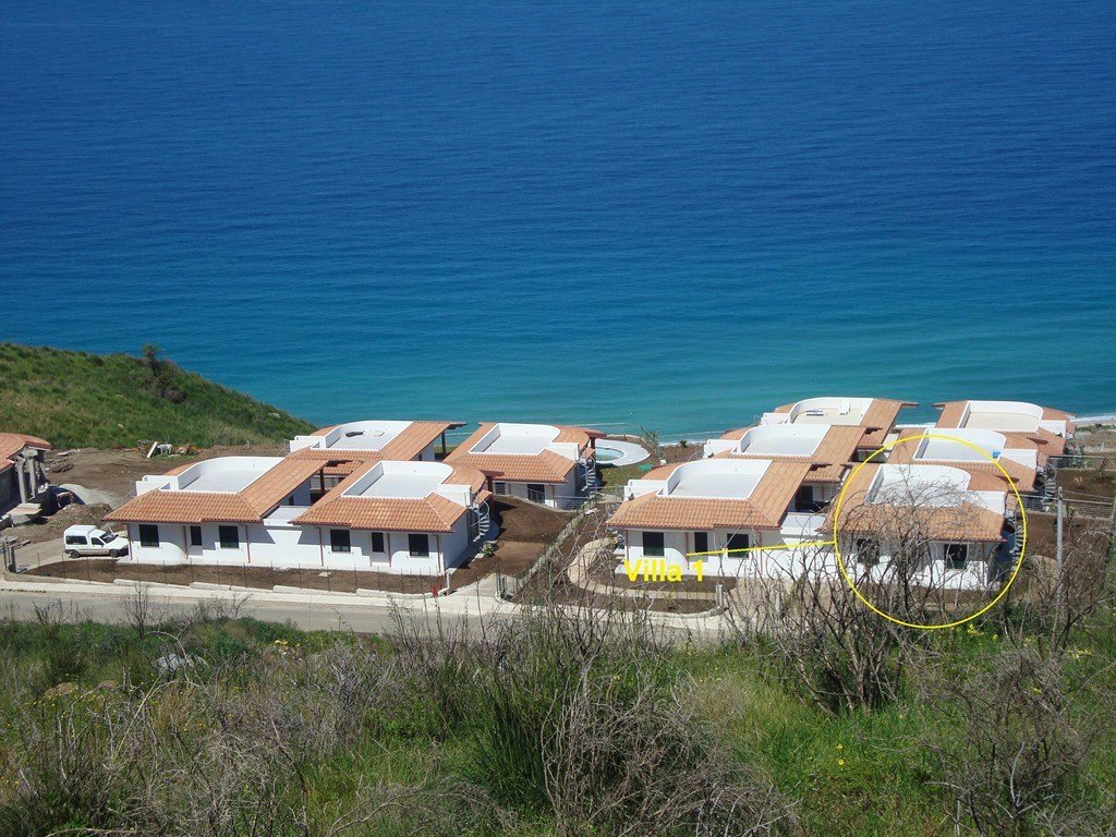 Villa med fantastisk utsikt över havet! Ca 85 kvm boyta, 3 rum o kök, 2 badrum,50 kvm solterrass och 150 kvm trädgård. Nära strand. 15 km till golf.