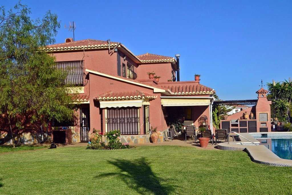 Rymlig välskött villa med bra läge i El Coto, 10 min. med bil från Fuengirola. Nära skolor, rest, affärer osv.Stor trädgård med fruktträd, patio, pool