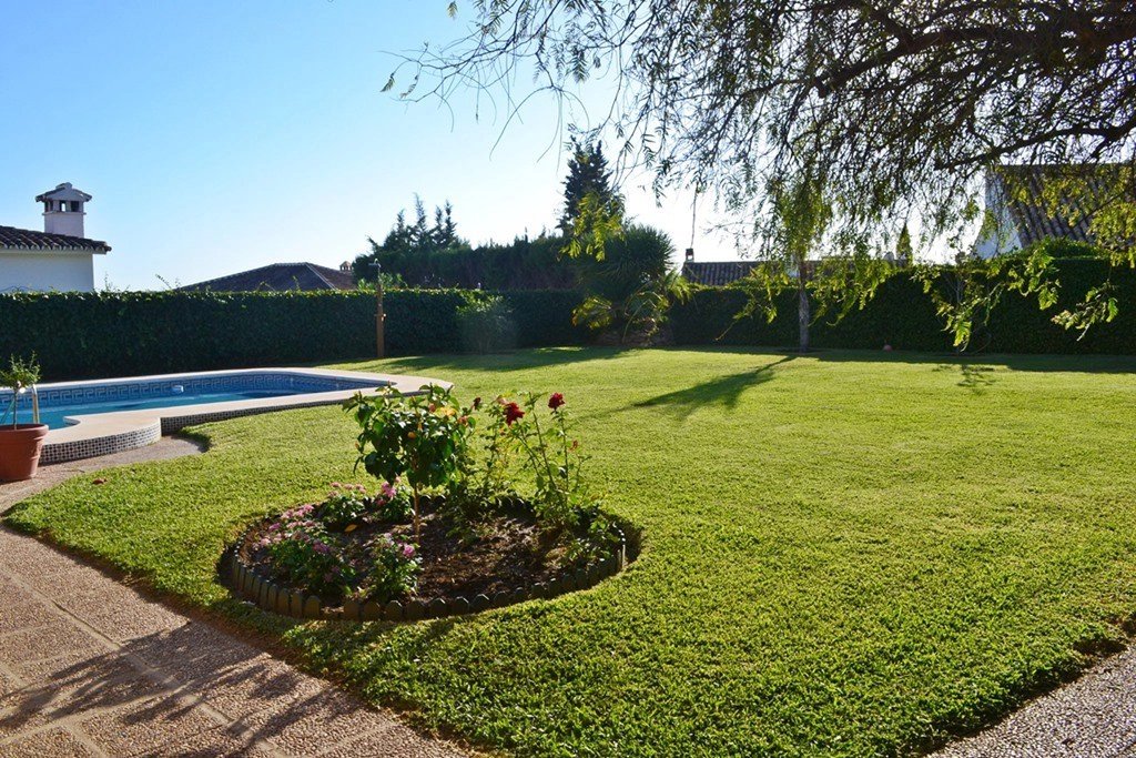 Rymlig välskött villa med bra läge i El Coto, 10 min. med bil från Fuengirola. Nära skolor, rest, affärer osv.Stor trädgård med fruktträd, patio, pool