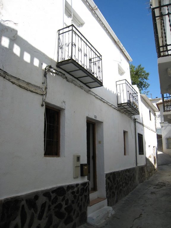 Trevligt svenskägt byhus i mysiga byn Izbor, 2 mil från havet och 3 mil söder om Granada., 2 vån, 2 sovrum, balkong, terrass och takterrass. Möblerat.