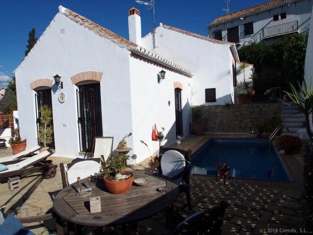 Ett vackert ljust och fint hus i andalucisk stil,  endast några min. från Almunecar. 
Öppen spis. Gästlägenhet m eget kök och bad. Privat pool. m.m.