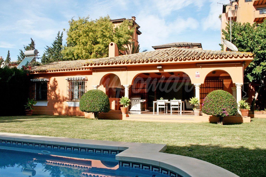 Välskött villa på sjösidan i El Paraiso som ligger mellan Estepona och Marbella. Promenadavstånd till strand och affärer. Stor trädgård med pool.