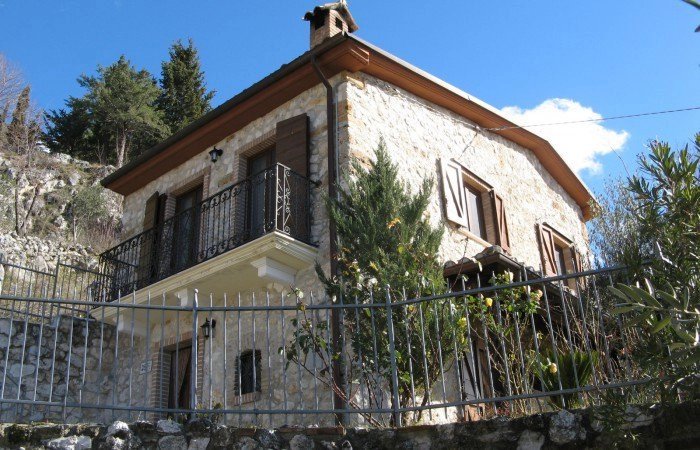 Renovated stone house with a panoramic garden near the castle.