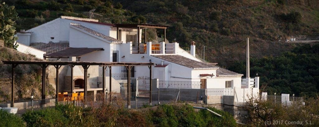 Renoverat andaluciskt hus i bergen, endast 10 min från centrum. 25 000 m2 tomt med bl.a.fruktträd. Huset har 1000 m2 terraser med underbar utsikt!