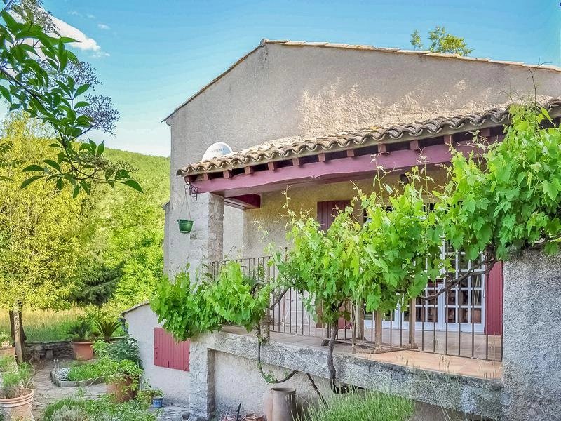 Hus med fri utsikt i söderläge i autenstik by i Provence.