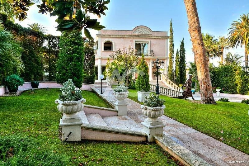 Luxury villa on the West side of Cap d'Antibes