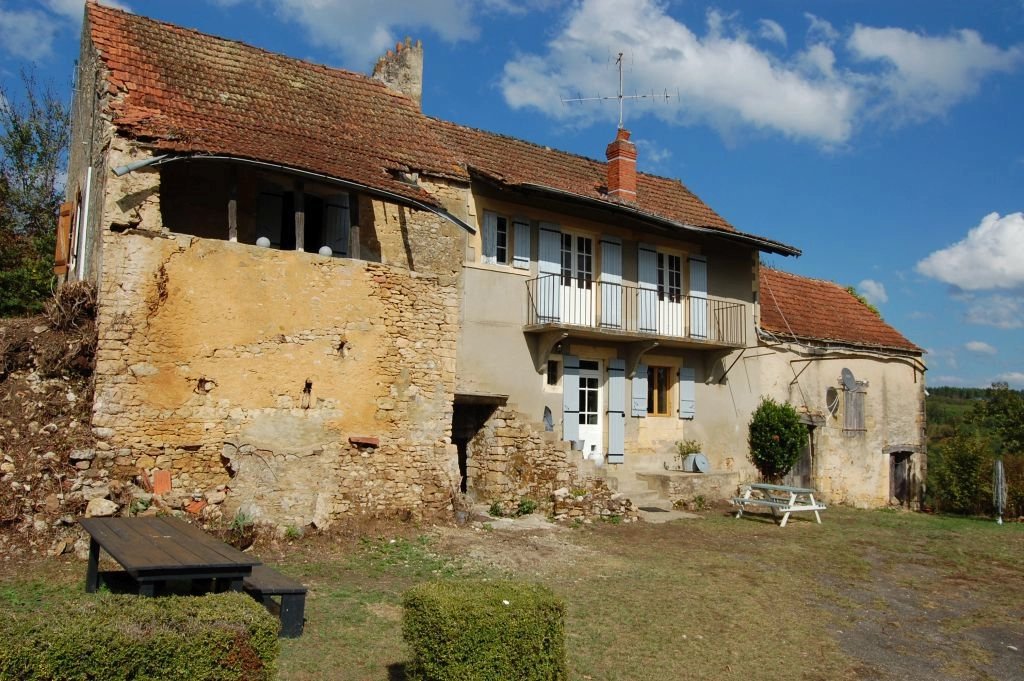 DORDOGNE - In hamlet, very old country house to renovate