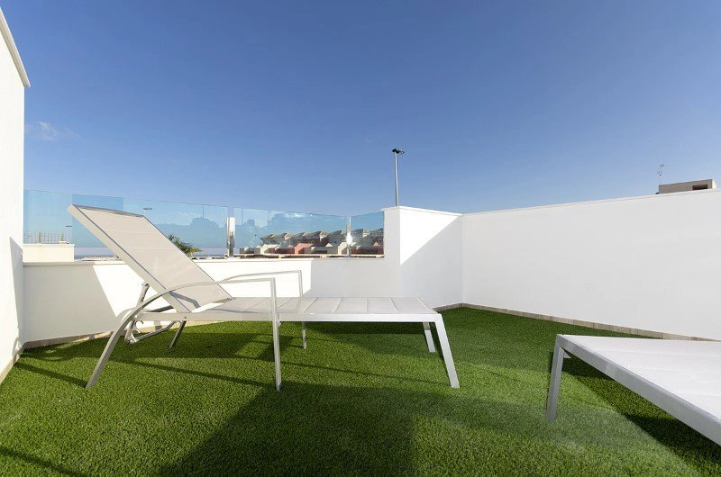 Moderna radhus av hög kvalité med 3 sovrum, trädgård och takterrass, nära golfbanan i Villamartin. Hög byggstandard. P-plats. Poolområde