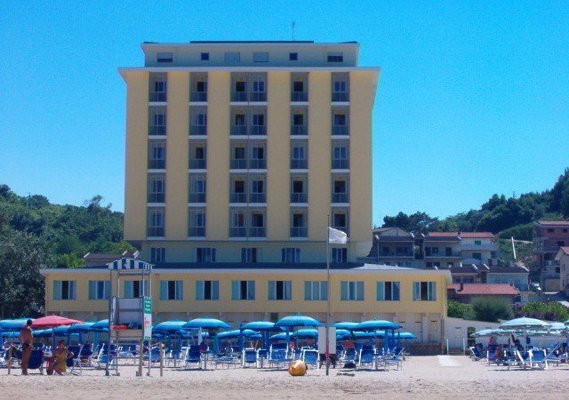 Lägenheter på stranden som får ta del av hotellets alla bekvämligheter. När lägenheten inte används av ägaren hyrs den ut o genererar hyresintäkter.
