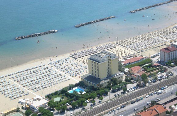 Lägenheter på stranden som får ta del av hotellets alla bekvämligheter. När lägenheten inte används av ägaren hyrs den ut o genererar hyresintäkter.