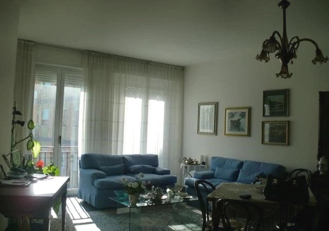 Vacker renoverad lägenhet på 4:e våningen. Ca 126 kvm, 4 rum och kök, balkong. Gångavstånd till centrum av den historiska staden Pesaro.