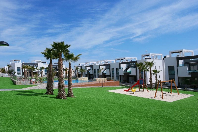 Populära Oasis Beach, fas X. 5 min promenad från strand och stadskärnan. Moderna, energisnåla lgh med utmärkt kvalité. Parkering, pool, lekplats m.m.