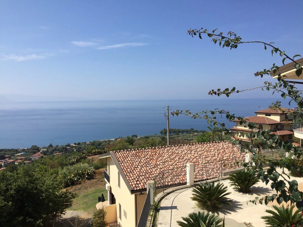 Joppolo View - 22 lägenheter belägna vid Tyrrenska kusten med utsikt över bl.a. Messina o Sicilien. Ca 60 kvm 3 rum, 2 terrasser havsutsikt.