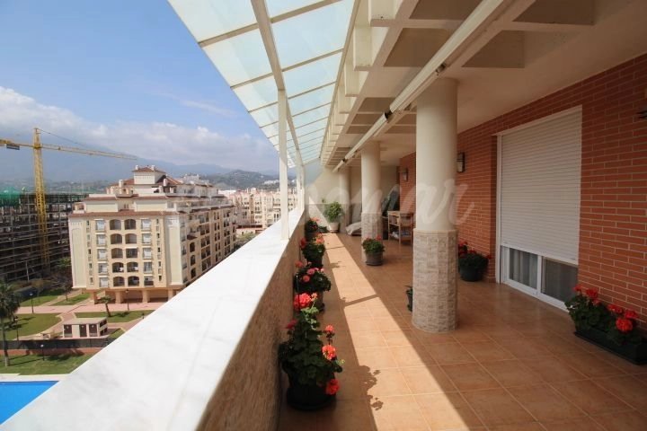 Stor takvåning i centrala Estepona, Avda Juan Carlos.Terrass på 40 m2 med vacker utsikt. Utmärkt standard. Garage + förråd. Trädgård + pool.