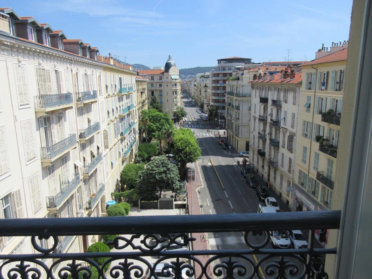 2 bedroom apartment in Bourgeois building in Carre d'Or