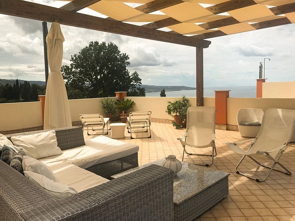 Fantastiskt takvåning med panoramautsikt över Pizzo och havet i populärt område. 2 sovrum, 2 badrum. 2 terrasser. Pool i området. Nära till allt!