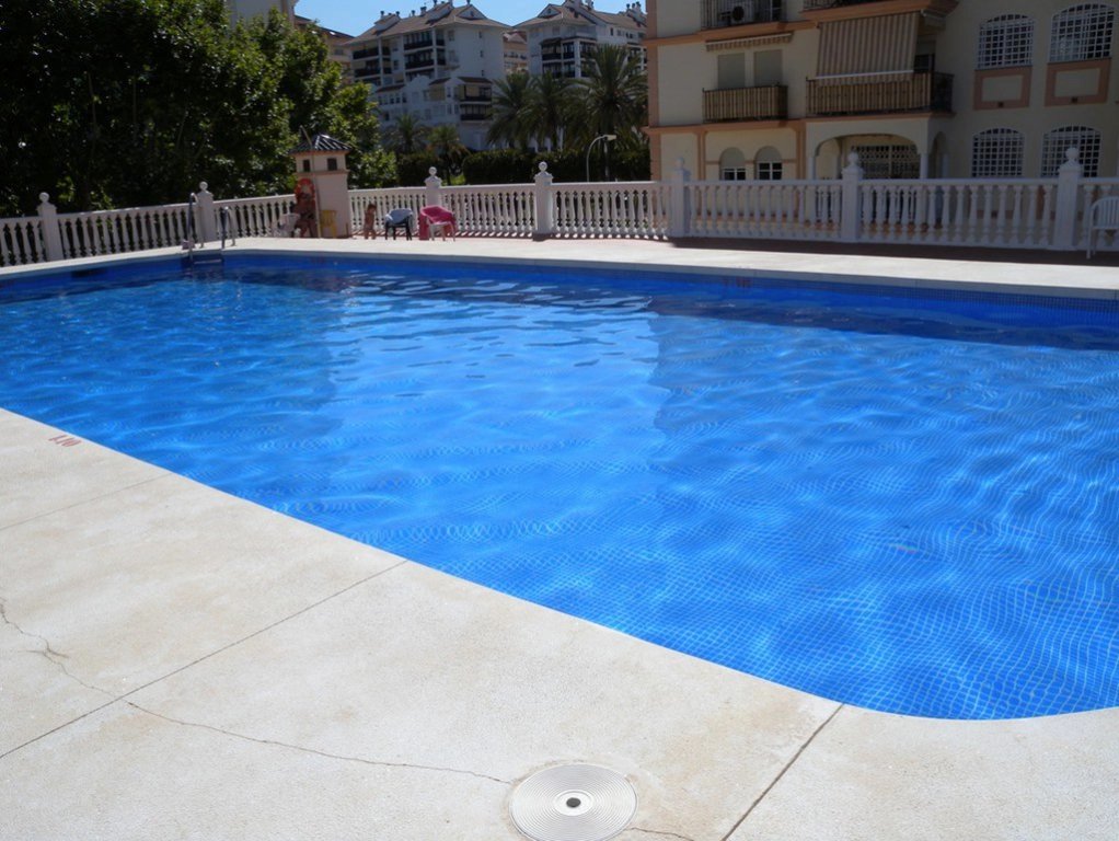 Mycket fin lägenhet i centrala Fuengirola, nära feriaplatsen. terrass i S/V läge.
Gemensam pool. Nära till allt. Bra uthyrningsmöjligheter