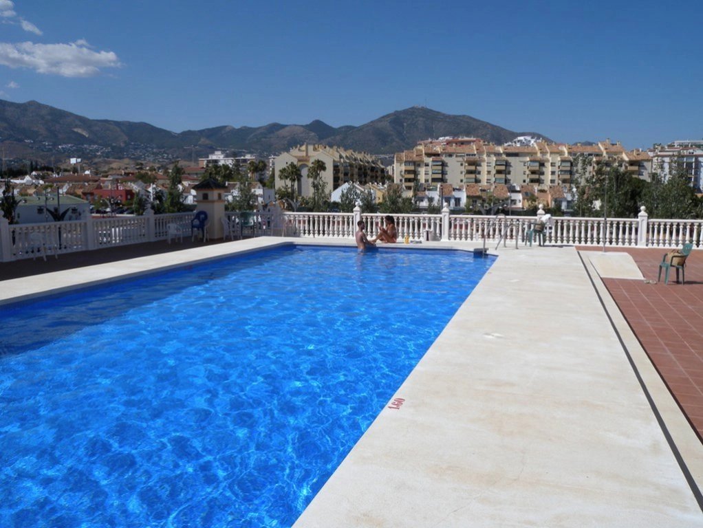 Mycket fin lägenhet i centrala Fuengirola, nära feriaplatsen. terrass i S/V läge.
Gemensam pool. Nära till allt. Bra uthyrningsmöjligheter