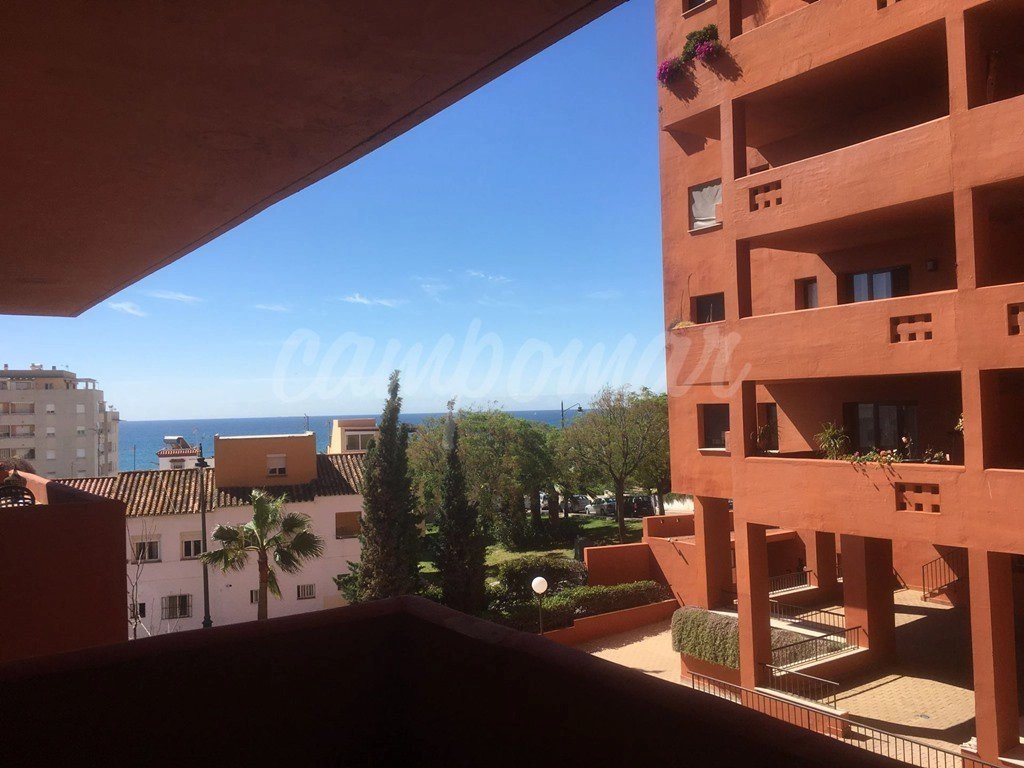 Stor lägenhet med 1sovrum nära stranden i Estepona. Stor gemensam trädgård med pool & lekplats. Gemensam takterrass med jacuzzi & strålande havsutsikt