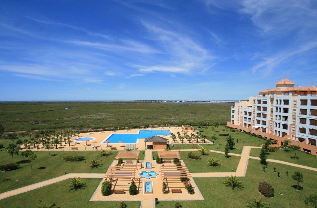 NYPRODUKTION; moderna lägenheter intill golfbanan och endast 1,5 km till stranden.1-3 sovrum. Trädgård med pool, barnpool, paddeltennis. P-plats