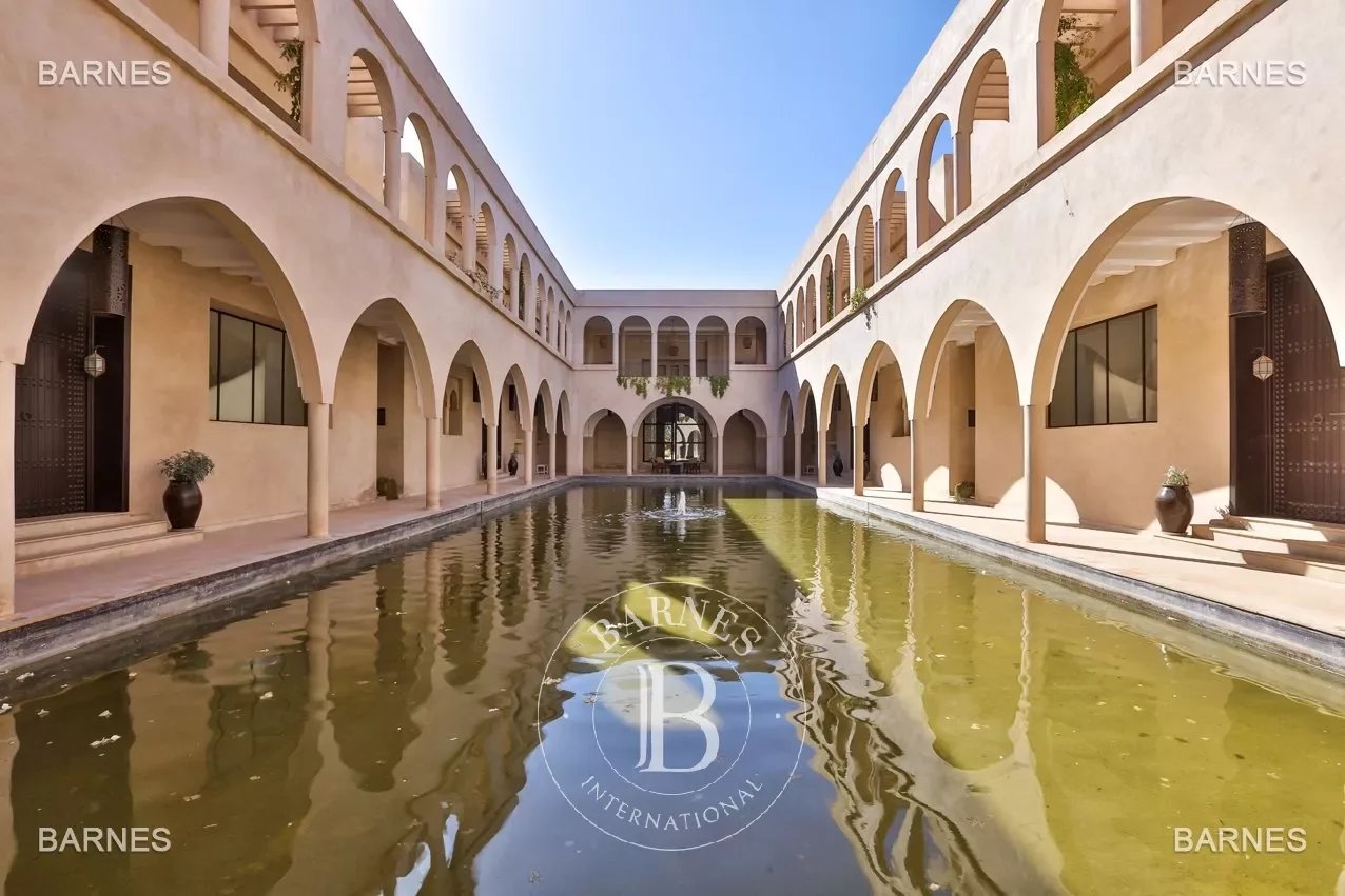 Stately palace in the Palmeraie Dar Tounsi 4hect on a park in a quiet and very close to downtown area .