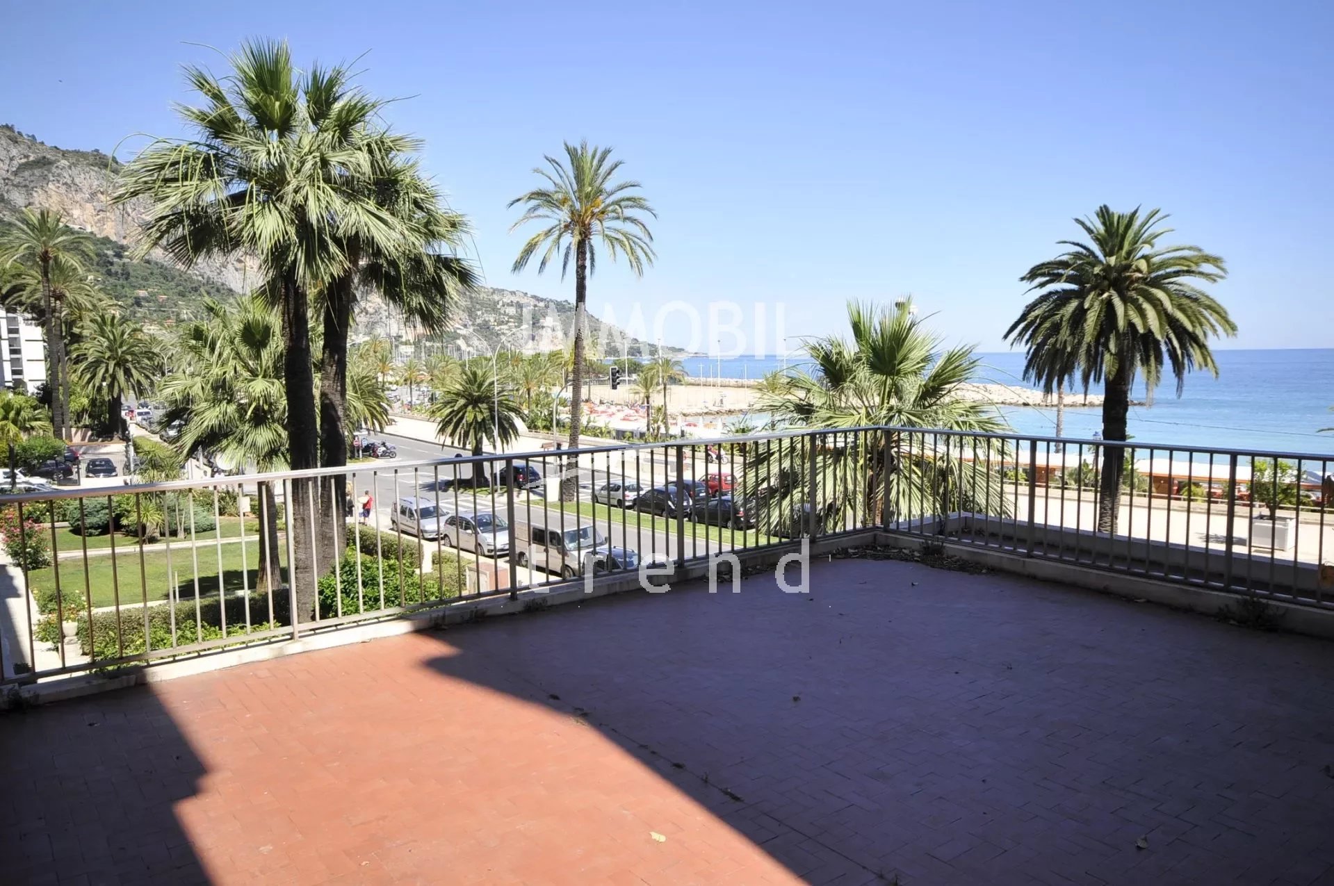 Real estate Menton - Two/three bedroom apartment with big terrace and panoramic view in a good standing seafront building