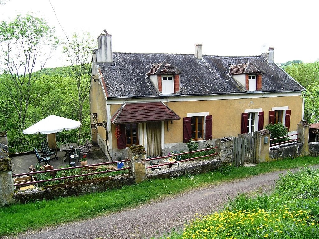 NIEVRE - Border village, typical countryhouse with small independant house
