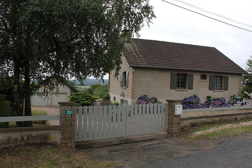 SAONE-ET-LOIRE - Recent house with garage and studio on 2.277 m2
