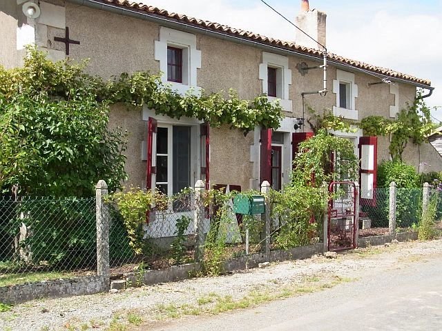 DEUX-SEVRES - Old stone house with barn on 5.445 m2