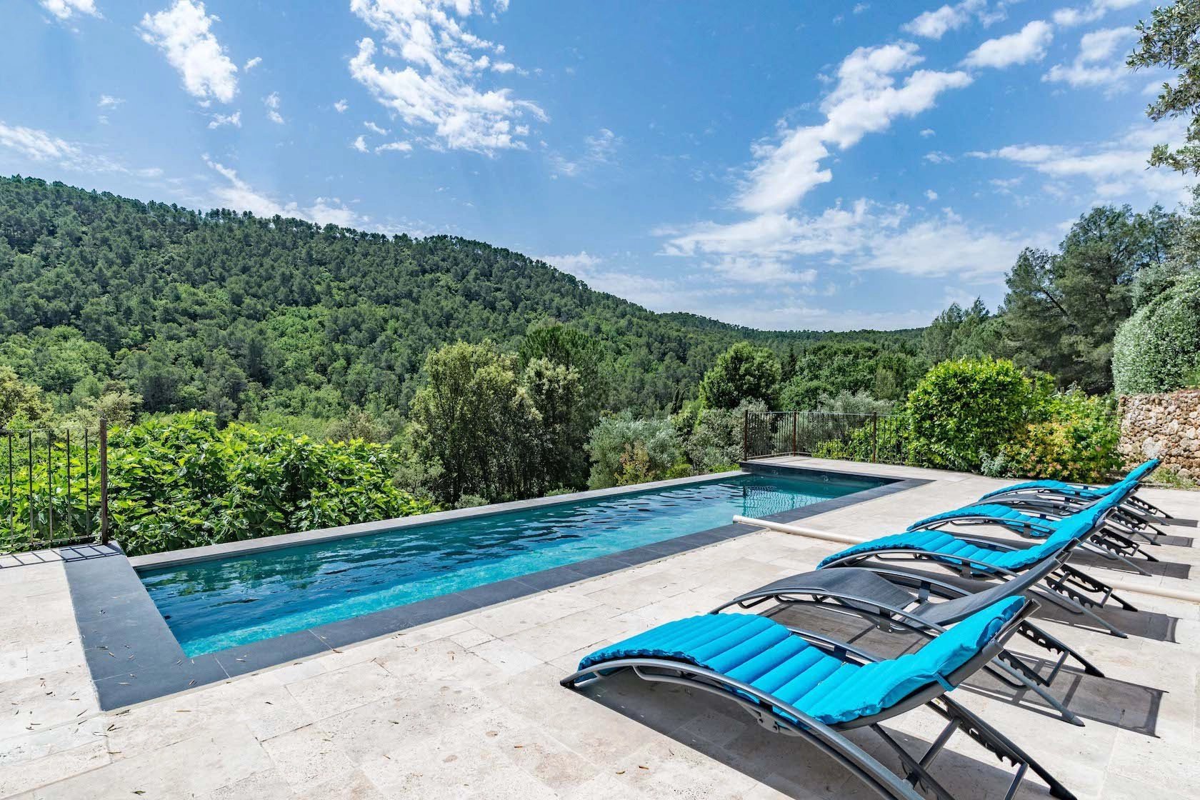 Provencal villa with infinity pool